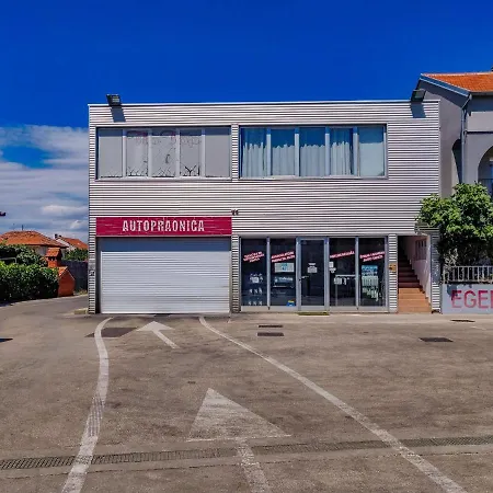 Tip-top One Free Car Wash Apartment *